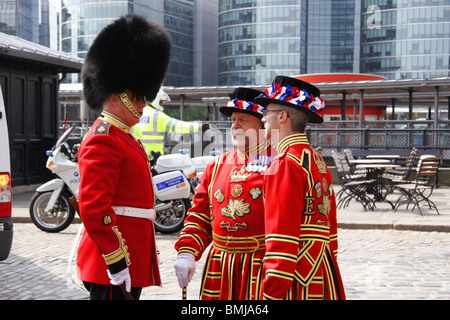 Beefeaters und Soldat im Bärenfell, London, UK Stockfoto