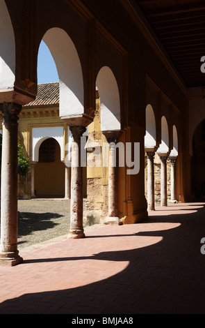 Bögen im Perimeter der Hof oder Patio de Los Naranjos der Mezquita oder Kathedrale in Cordoba, Spanien, Europa Stockfoto