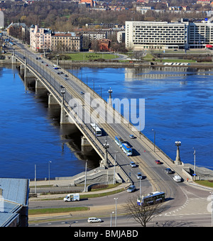 Moderne Brücke über den Fluss Daugava, Riga, Lettland Stockfoto