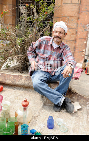 ägyptischen Mann verkaufen farbige Glas waren, Souk Goma (Freitagsmarkt), südliche Friedhöfe, Khalifa Viertel, Kairo, Ägypten Stockfoto