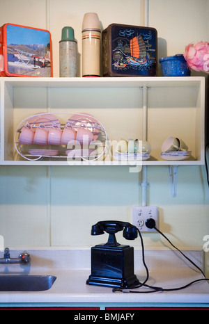 Spüle und Schrank in einem Strandhaus aus den fünfziger Jahren (50er oder 50er Jahre Haus) Auckland, Neuseeland Stockfoto