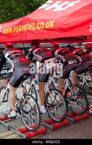 Mehrere Variablen Widerstand Bike trainer Radfahren Walzen von Reitern in der Kuota-Road.CC Team, Runde 5 Tour Serie, Southport, Merseyside, Großbritannien Stockfoto