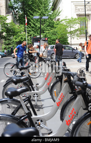 Eine Reihe von [Bixi Bike] eingesperrt in ihren Inhabern [öffentliche Fahrradverleih-System] in Montreal. Stockfoto