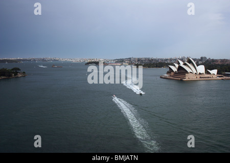 Blick auf Sydney Hafen und Opernhaus an einem dunklen, stürmischen Tag in Australien getroffen von der Harbour bridge Stockfoto