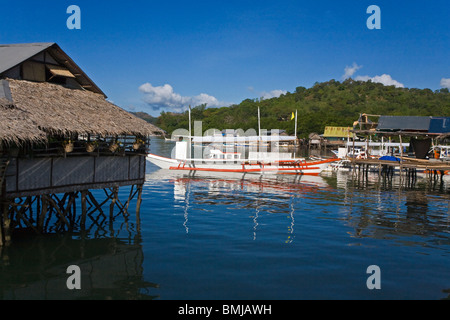 Gästebungalows über dem Wasser sind die besten Unterkünfte in der Stadt CORON auf BUSUANGA ISLAND in der CALAMIAN Gruppe - Philippinen Stockfoto