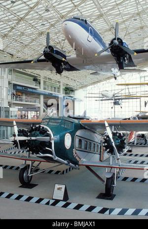Museum of Flight-Ausstellung von Boeing 80A-1 und Douglas DC-3 Flugzeug; Seattle, Washington. Stockfoto