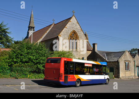 Postkutsche Bus hielt in Silverstone Dorf, Northamptonshire, England, UK Stockfoto