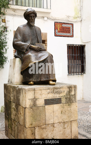 Eine Statue der jüdische Philosoph Maimonides in Tiberiadus Platz im jüdischen Viertel von Córdoba, Spanien, Europa Stockfoto