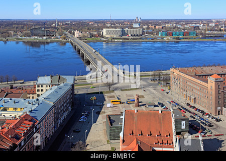 Moderne Brücke über den Fluss Daugava, Riga, Lettland Stockfoto