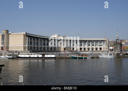 Blick über den schwimmenden Hafen in Bristol England, dem britischen Fluss Avon, an der Uferpromenade Stockfoto