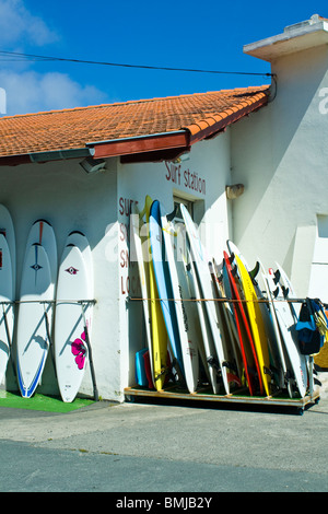 Bunte Kammer an einer "Surfstation" in der Nähe von Bidart, Pays Basque Stockfoto