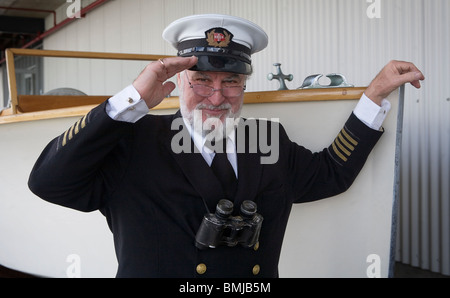 Ein veteran Seemann in vollen Kapitän einheitliche salutiert, Auckland, Neuseeland Stockfoto