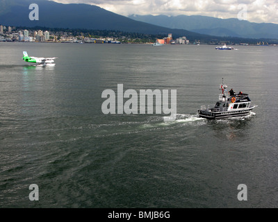 Vancouver Polizei Patrouillen Vancouver Bootshafen als ein Wasserflugzeug hebt ab Stockfoto