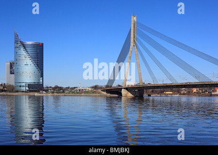 Moderne Brücke über den Fluss Daugava, Riga, Lettland Stockfoto