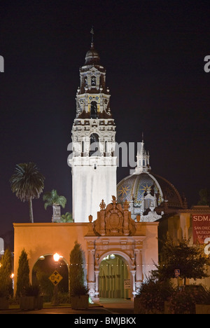 Die California Tower beleuchtet in der Nacht im Balboa Park, San Diego, Kalifornien, USA Stockfoto