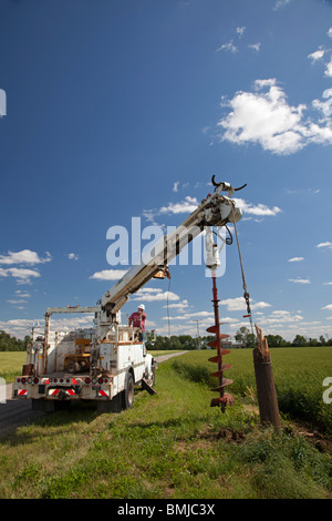 Electrical Workers reparieren Stromleitung durch Tornado beschädigt Stockfoto