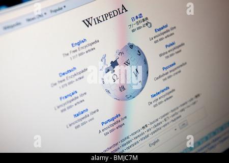 Nahaufnahme von einem Computer-Monitor / Bildschirm zeigt die Website Wikipedia Stockfoto