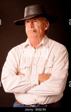 Senior-Cowboy, rauchte eine Zigarette und einen Cowboy Hut Stockfoto