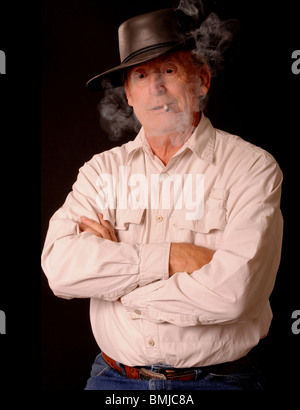 Senior-Cowboy, rauchte eine Zigarette und einen Cowboy Hut Stockfoto
