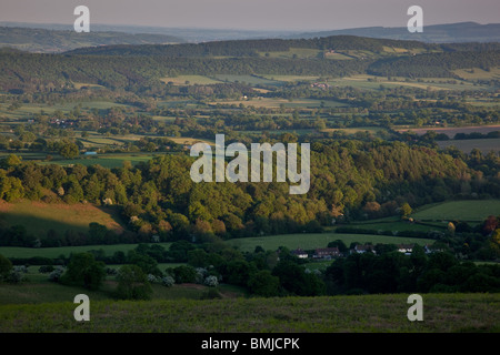 Sonnenuntergang über Ape Dale und Wenlock Edge aus Hoffnung Bowdler Hügel in der Nähe Kirche Stretton, Shropshire, England Stockfoto