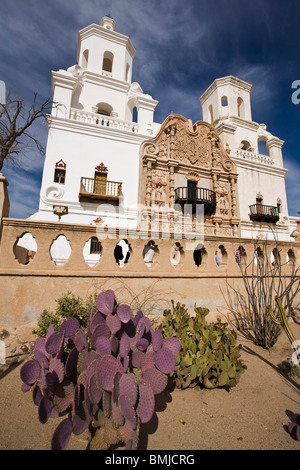 San Xavier Mission, in der Nähe von Tucson, Arizona. Kakteen im Vordergrund. Stockfoto