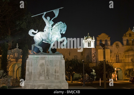 Eine große Statue von "El Cid" in der Nähe von einem der Eingänge, nachts im Balboa Park, San Diego, Kalifornien, USA Stockfoto