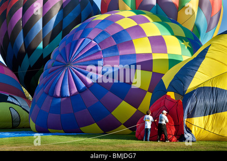 Heißluftballons starten wird vorbereitet Stockfoto