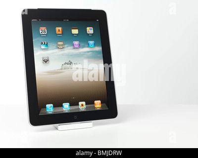 Apple iPad 3G Tablet Computer stehen auf der Anklagebank isoliert auf weißem Hintergrund Stockfoto