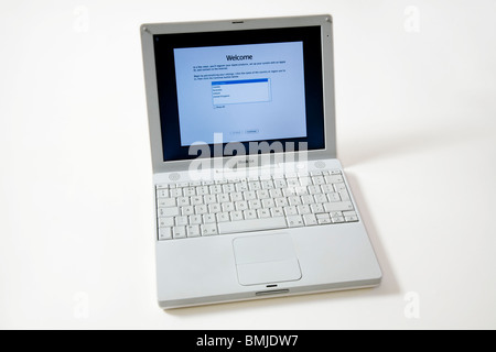 Alter alter alter Apple iBook G4 Laptop/Laptop mit Scroll-Trackpad/Trackpad/Trackpad, Start-/Startbildschirm und Tastatur. Stockfoto