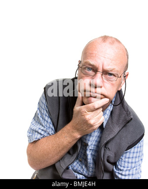 Expressive Greis denken auf weißen Hintergrund isoliert. Stockfoto