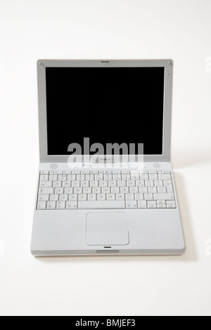 Alter alter alter Apple iBook G4 Laptop/Laptop mit Scroll-Trackpad/Trackpad/Trackpad, Start-/Startbildschirm und Tastatur. Stockfoto