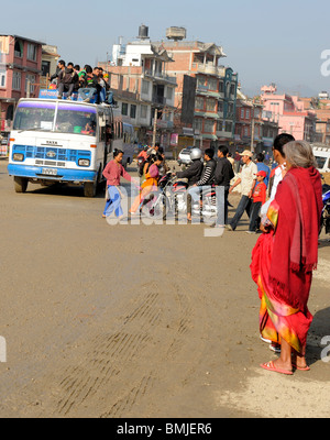 die Hauptstraße von Kathmandu nach Bhaktapur auf Bisket Jatra Tag, der Bus-Kreuzung am Thimi, Verkehr und Chaos-Nepal-Stil Stockfoto