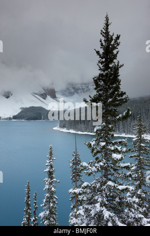 Neuschnee am Morraine Lake im Valley of the Ten Peaks, Banff Nationalpark, Alberta, Kanada Stockfoto