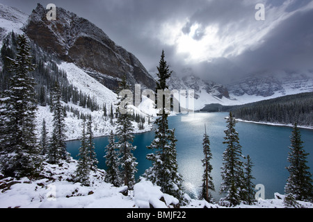 Neuschnee am Morraine Lake im Valley of the Ten Peaks, Banff Nationalpark, Alberta, Kanada Stockfoto