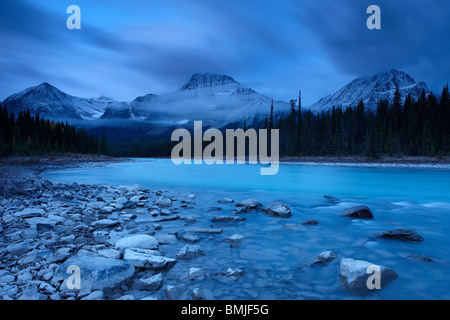 der Athabasca River mit Dragon Peak und Bereich von Winston Churchill in der Morgendämmerung, Jasper Nationalpark, Alberta, Kanada Stockfoto