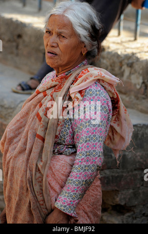 alten nepalesischen hinduistischen Anbeter während des Bisket-Jatra-Festivals in Thimi (historisch bekannt als Madhyapur), Nepal Stockfoto