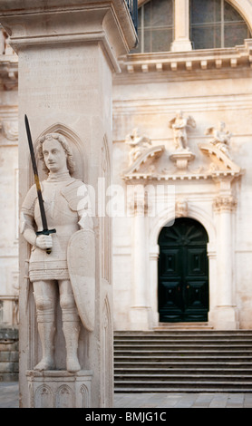 Detail der Orlando Säule in Luza Square, außerhalb der Kirche des Hl. Blasius in Dubrovnik, Kroatien. Stockfoto