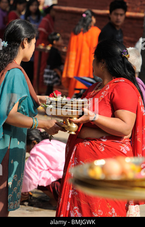 hinduistischen Anbeter mit Opfergaben während des Bisket-Jatra-Festivals in Thimi (historisch bekannt als Madhyapur), Nepal Stockfoto