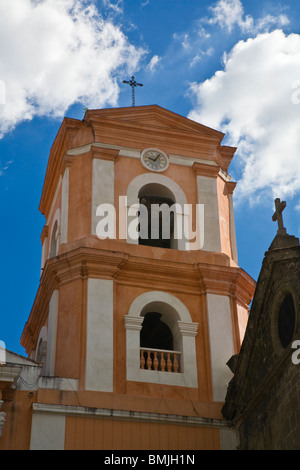 Die Glocke Turm von SAN AGUSTIN Kirche ist das älteste Gebäude im spanischen Viertel INTRAMUROS - MANILA, Philippinen Stockfoto