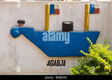 Wandbild Schiff entlang der Route des Esclaves (Slave Route) in Ouidah im südlichen Benin. Stockfoto