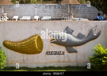 Wandbild von Fischen und Fischfalle entlang der Route des Esclaves (Slave Route) in Ouidah im südlichen Benin. Stockfoto