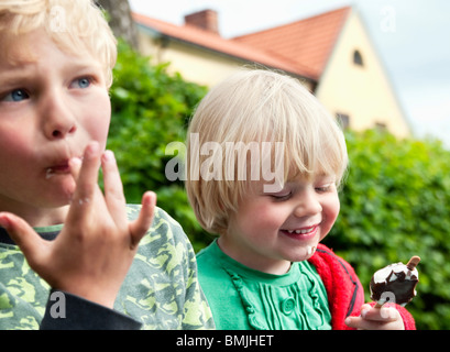 Zwei Kinder Eis essen Stockfoto