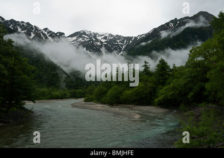 Die Azusa flussaufwärts von der Kappa-Bashi-Brücke bei Kamikochi, mit einer Ansicht des Bereichs Hotaka hinter im Sommer Wolke. Stockfoto