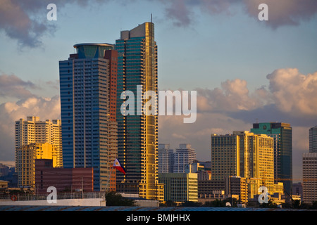 Sonnenuntergang auf Wolkenkratzer - MANILA, Philippinen Stockfoto