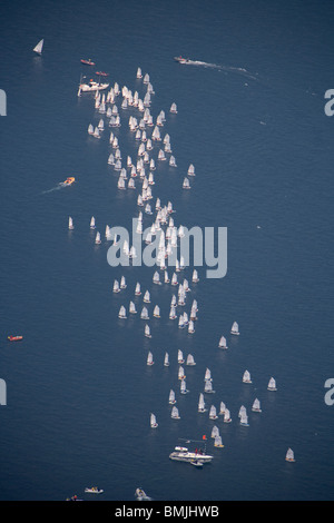 Ansicht von Segelbooten in erhöhten Meerblick Stockfoto