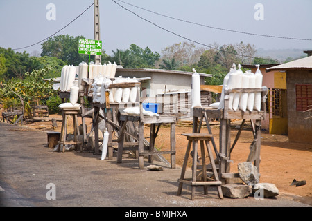 West-Afrika, Benin. Am Straßenrand Markt verkauft eine Vielzahl von Körnern in klaren Plastiktüten. Stockfoto