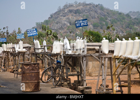 West-Afrika, Benin. Am Straßenrand Markt verkauft eine Vielzahl von Körnern in klaren Plastiktüten. Stockfoto