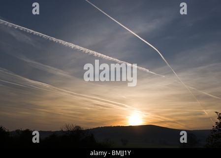 Flugzeug-Kondensstreifen im Morgengrauen Himmel betrachtet durch doppelt verglaste Fenster Stockfoto