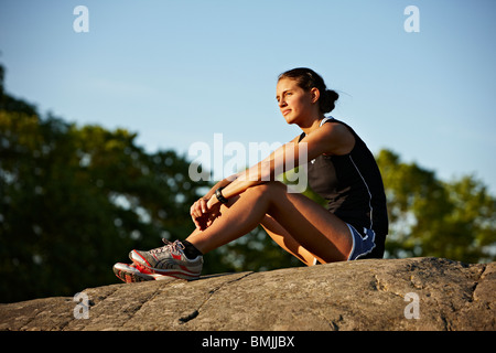 Junge weibliche Läufer entspannend, Schweden. Stockfoto