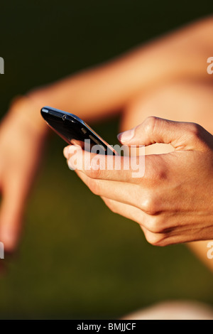 Ein iPhone in der Hand, Schweden. Stockfoto
